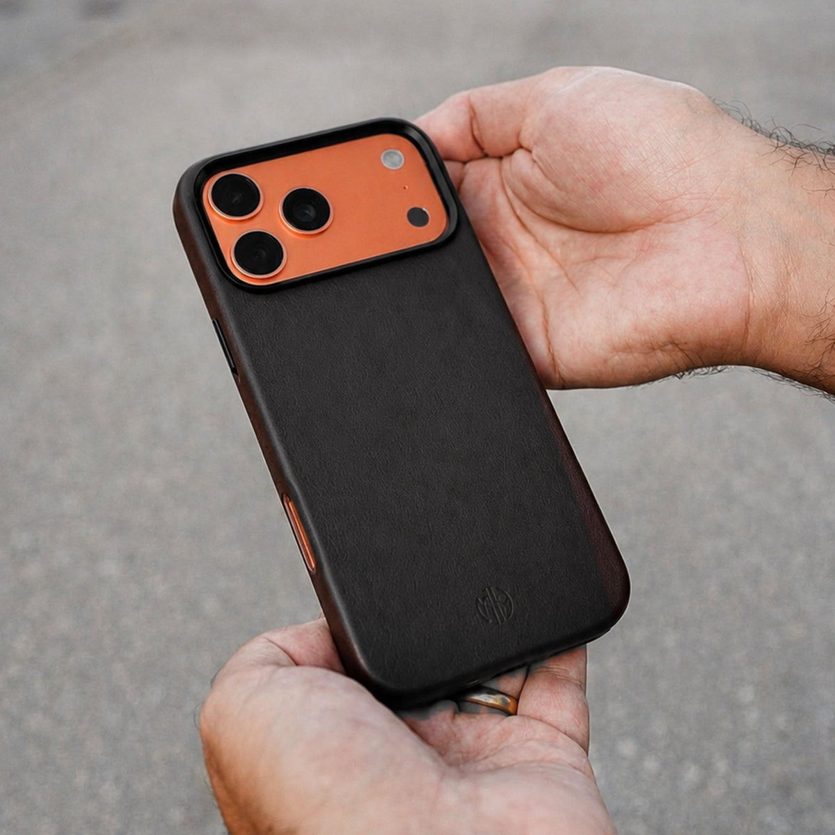 iPhone Case aus Leder in Schwarz in der Hand #Farbe_Black