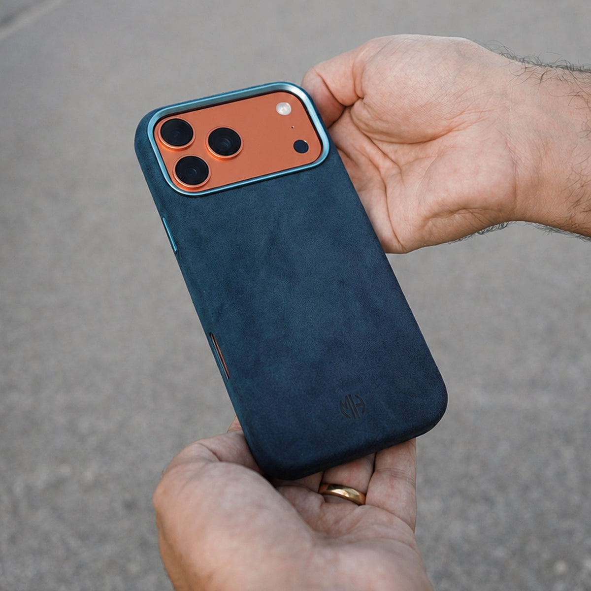 iPhone Case aus Alcantara in Blau in der Hand #Farbe_Blue