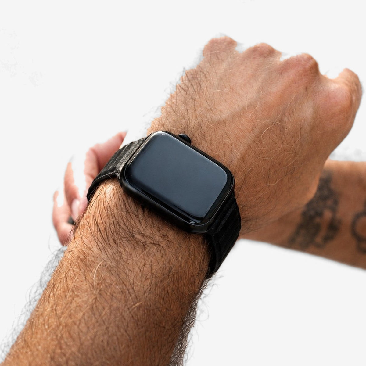 Apple Watch Band aus Leder in Schwarz in der Hand #Farbe_Black
