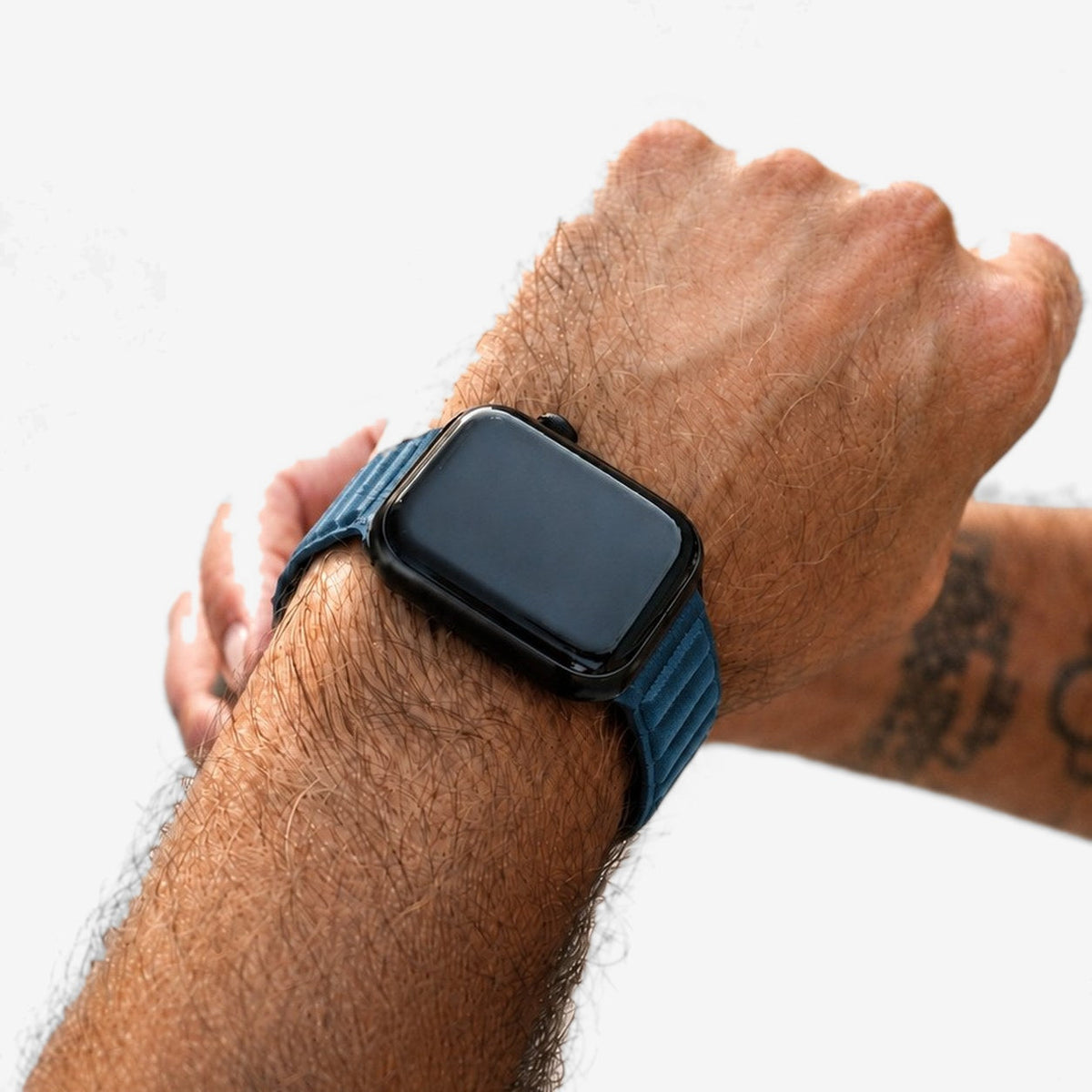 Apple Watch Band aus Alcantara in Blau in der Hand #Farbe_Blue