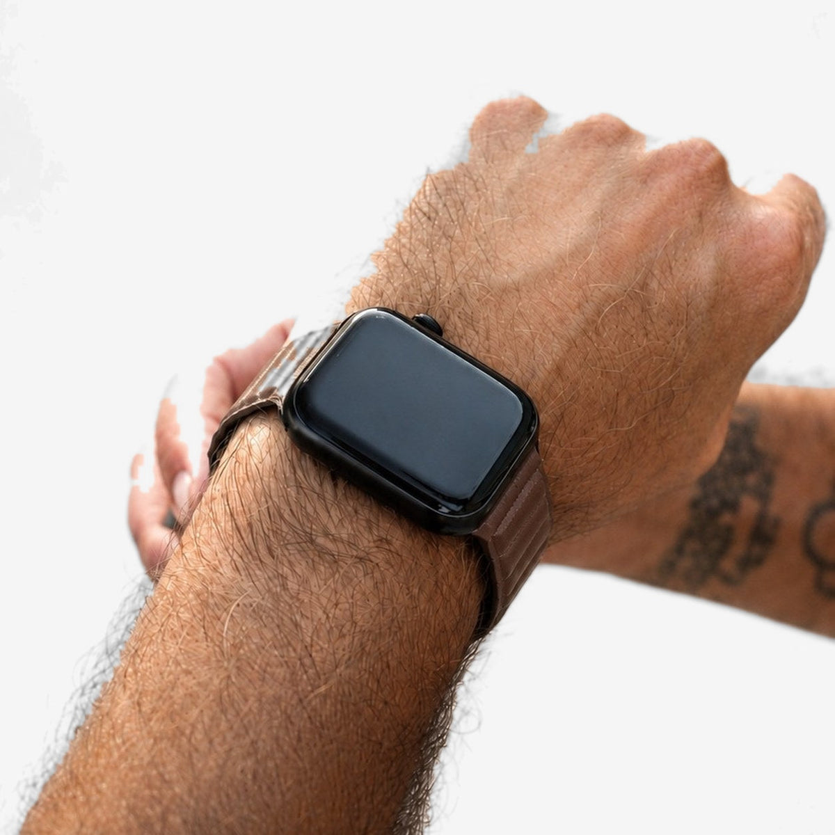 Apple Watch Band aus Leder in Braun in der Hand #Farbe_Brown