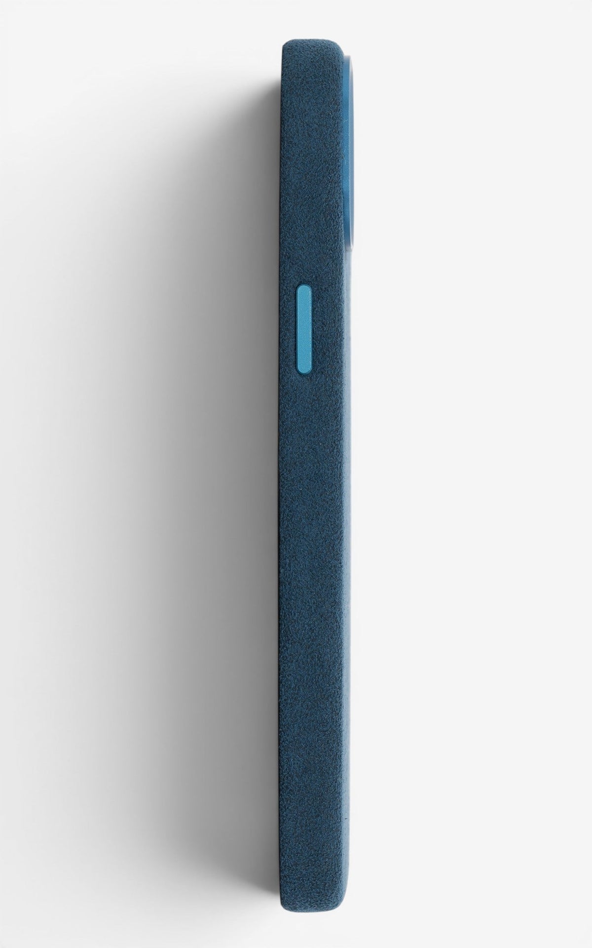 iPhone Case Alcantara 15 Plus Blue Seite links#Modell_iPhone 15 Plus&Farbe_Blue