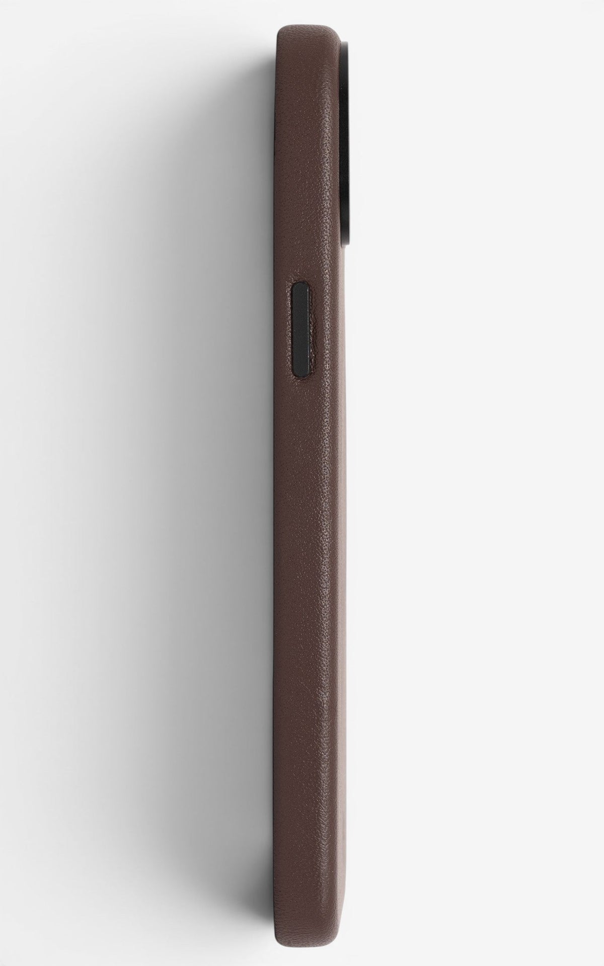 iPhone Case Leather 15 Plus Brown Seite links#Modell_iPhone 15 Plus&Farbe_Brown