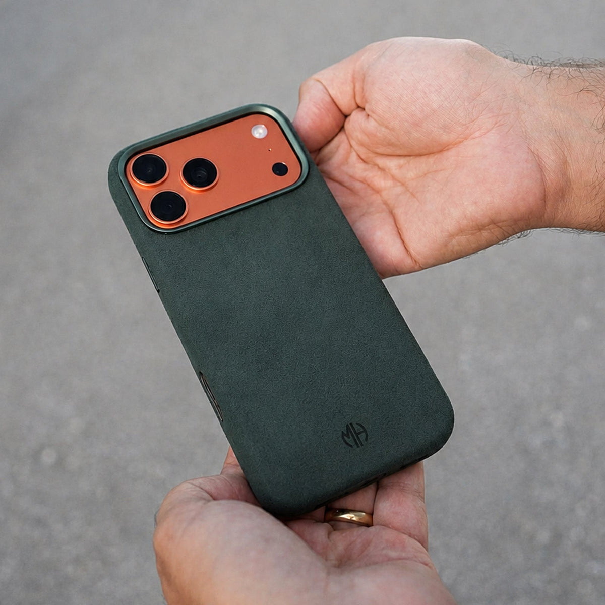 iPhone Case aus Alcantara in Grün in der Hand #Farbe_Green