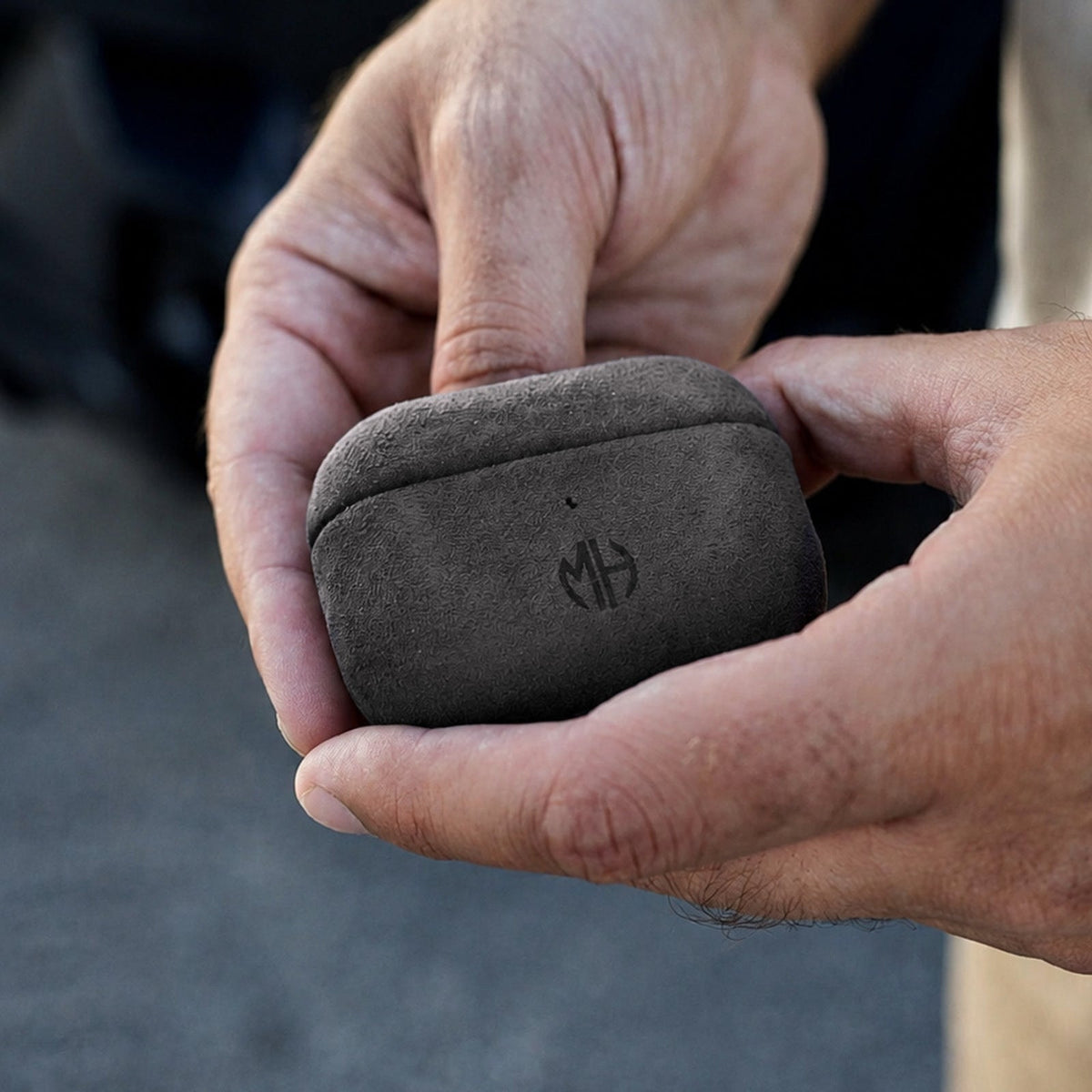 AirPods Case aus Alcantara in Dark Grey in der Hand #Farbe_Dark Grey