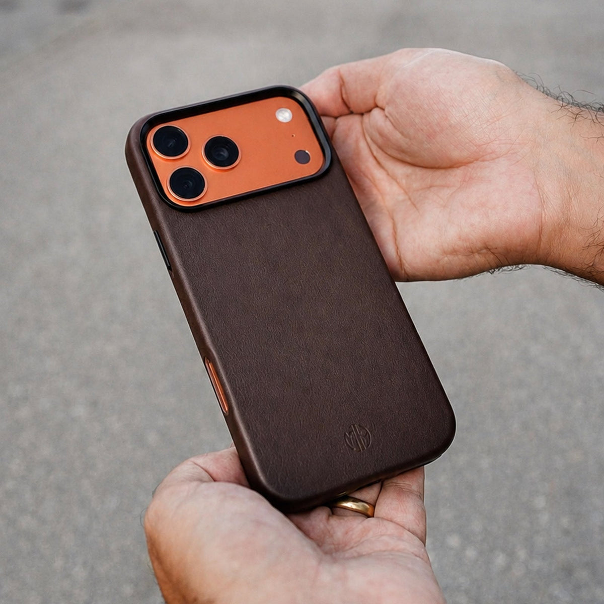 iPhone Case aus Leder in Braun in der Hand #Farbe_Brown