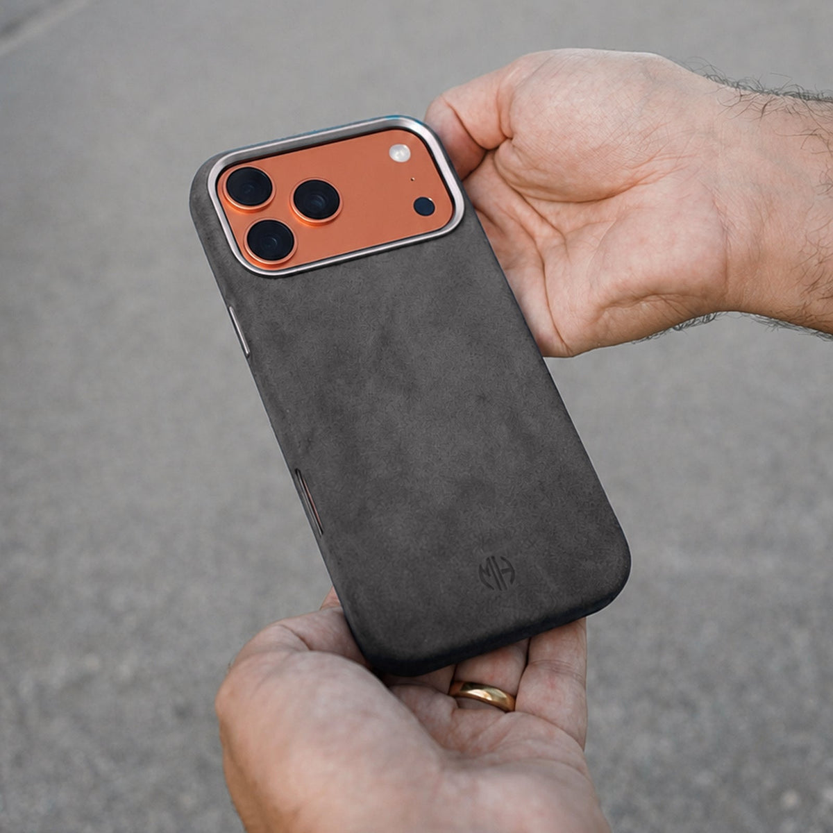 iPhone Case aus Alcantara in Dark Grey in der Hand #Farbe_Dark Grey