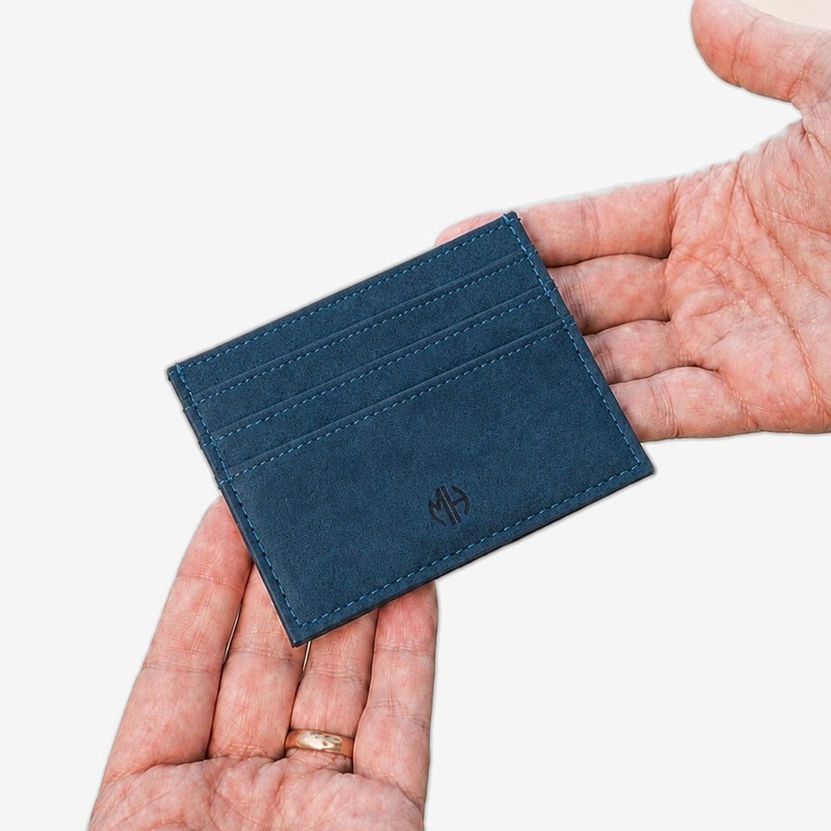 Card Wallet aus Alcantara in Blau in der Hand #Farbe_Blue