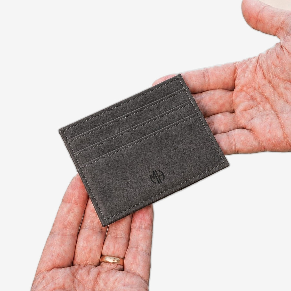 Card Wallet aus Alcantara in Dark Grey in der Hand #Farbe_Dark Grey