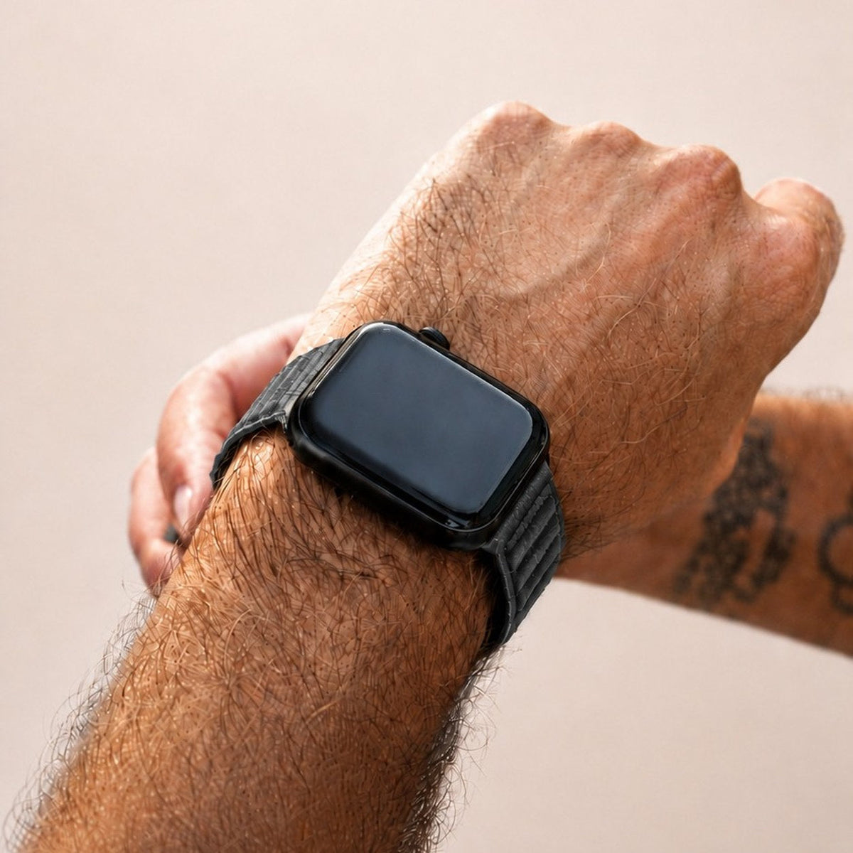 Apple Watch Band aus Alcantara in Dark Grey in der Hand #Farbe_Dark Grey