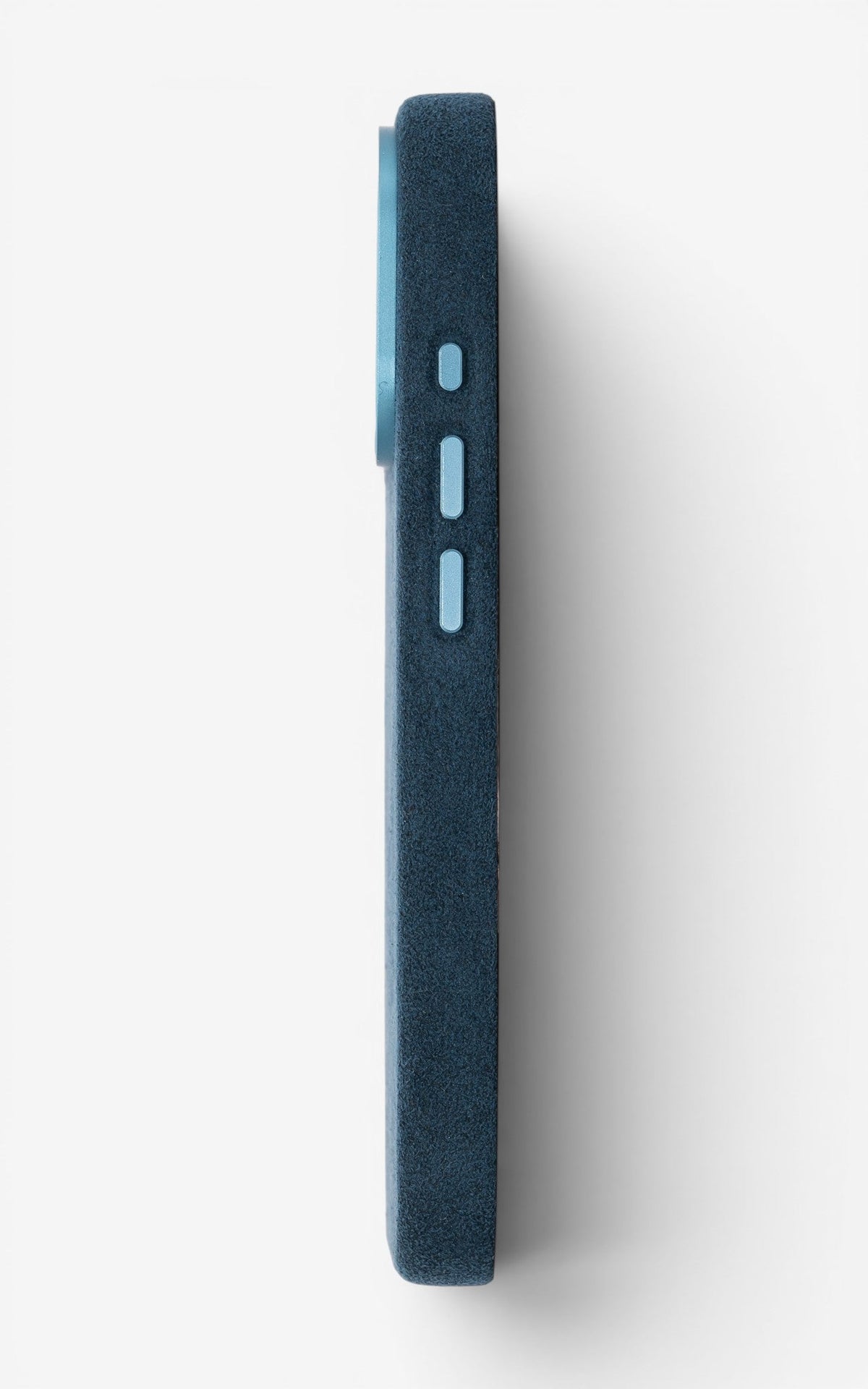 iPhone Case Alcantara 16 Blue Seite rechts#Modell_iPhone 16&Farbe_Blue