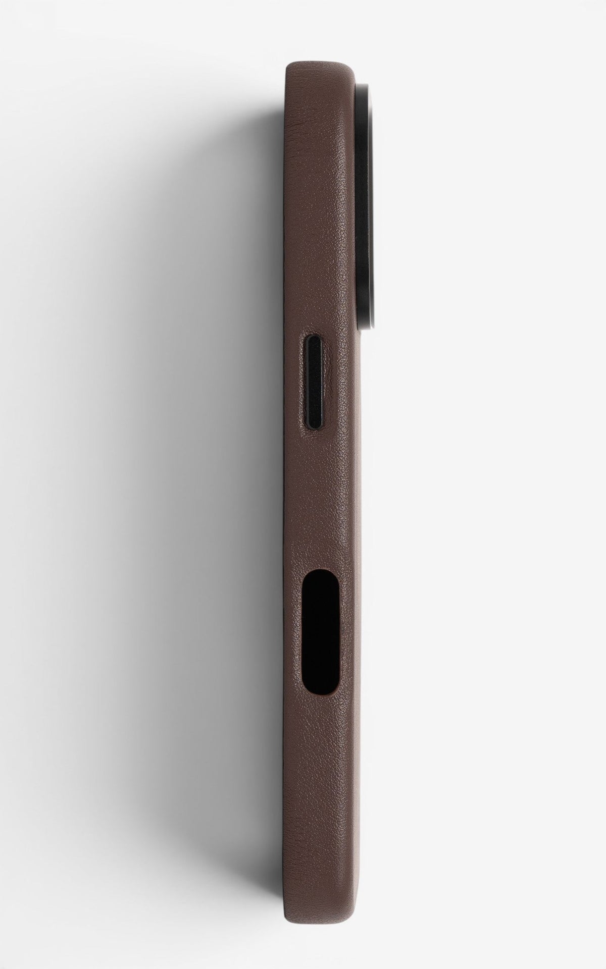 iPhone Case Leather 17 Brown Seite links#Modell_iPhone 17&Farbe_Brown