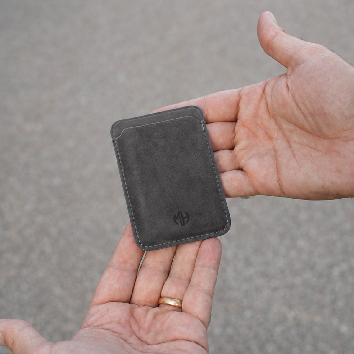 MagSafe Wallet aus Alcantara in Dark Grey in der Hand #Farbe_Dark Grey